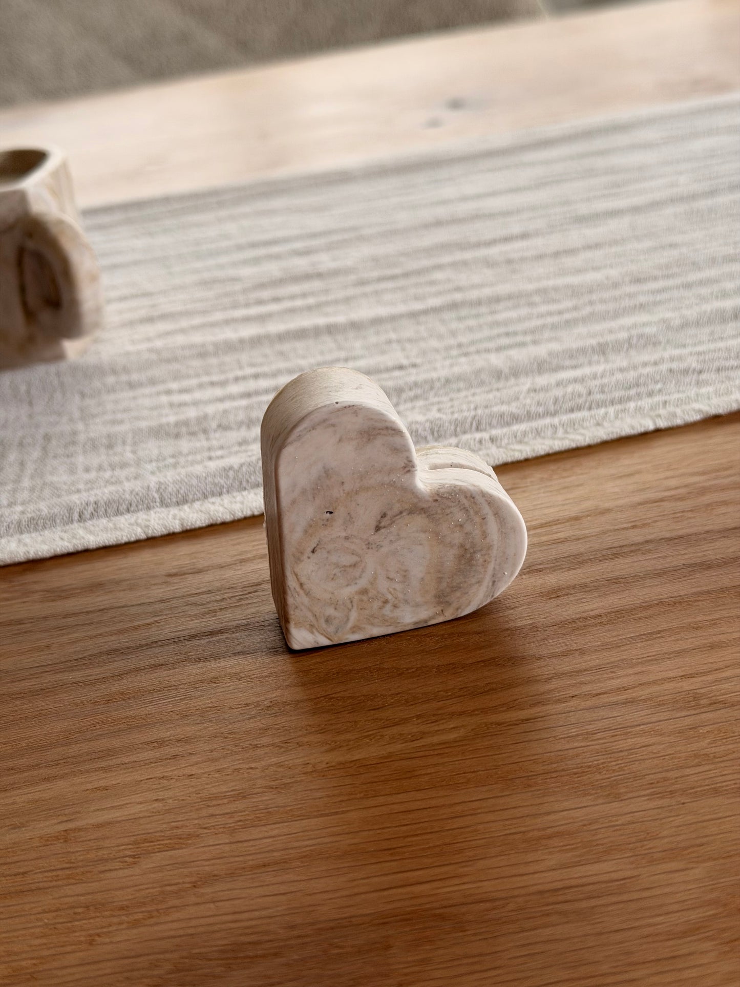 Jesmonite-Fotohalter in Herzform – Handgegossen & Liebevoll